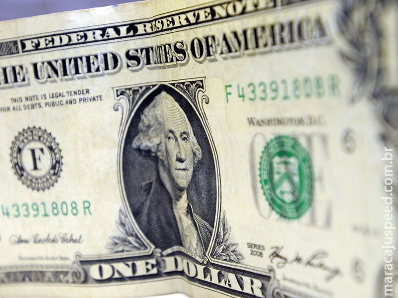 Dólar abre a semana em pequena alta, cotado a R$ 3,74