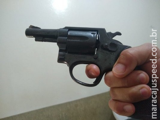 Dupla atira em homem, bate carro e vai presa