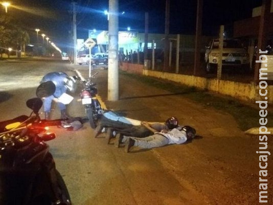 Dupla é presa com arma falsa e moto roubada após assalto de jovem