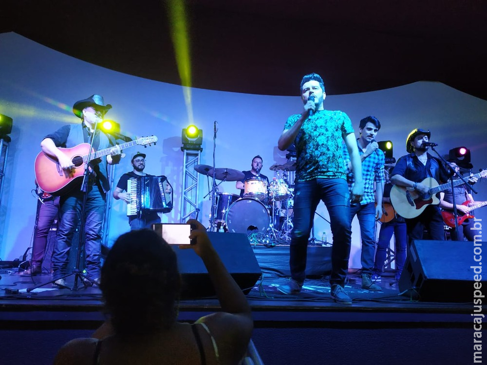 Dupla sertaneja é assaltada durante show e pede ajuda na web: 