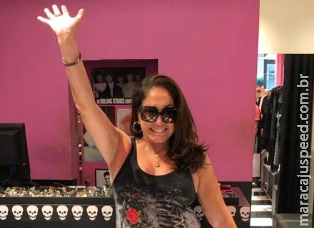 Em tratamento contra a leucemia, Susana Vieira aparece bem disposta em dia de compras Em tratamento contra a leucemia, Susana Vieira aparece bem disposta em dia de compras