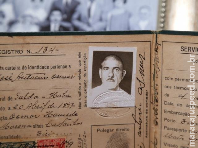 Filha sonha encontrar família do pai que fugiu da guerra em porão de navio Filha sonha encontrar família do pai que fugiu da guerra em porão de navio