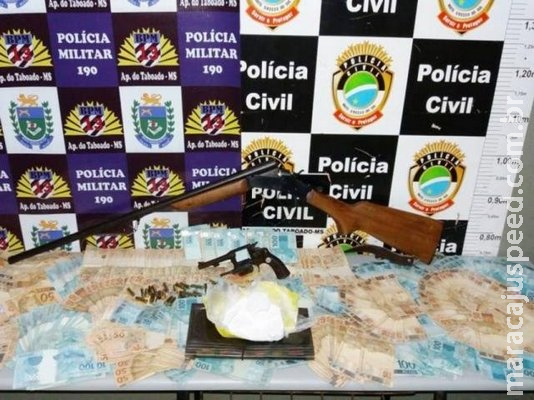 Filhos fogem, mas idosa é presa com R$ 52 mil durante ação contra o tráfico