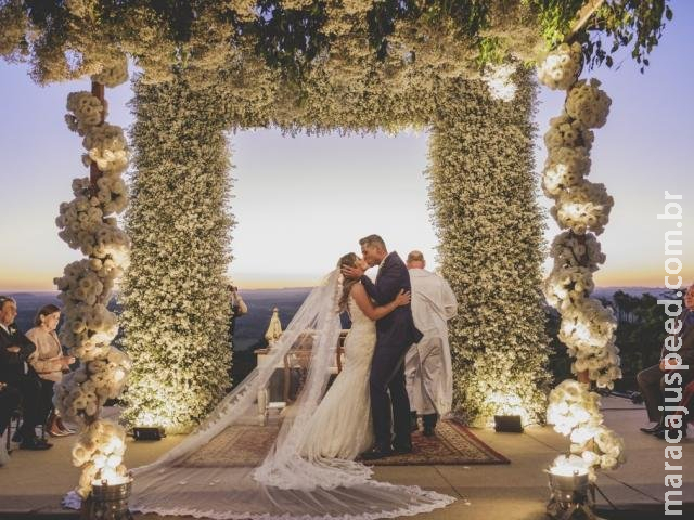 Foram 20 dias para montar estrutura e celebrar casamento com pôr do sol no morro