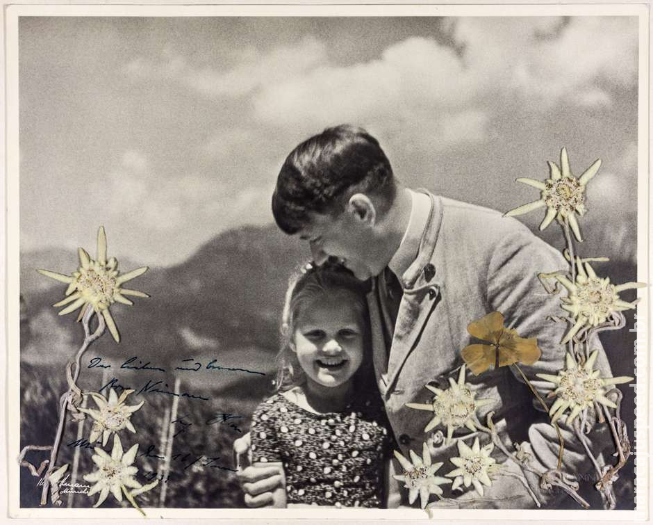 Foto rara exibe Hitler abraçado com criança judia