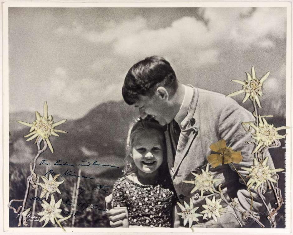 Foto rara exibe Hitler abraçado com criança judia Foto rara exibe Hitler abraçado com criança judia