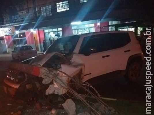 Homem bate carro de luxo e destrói poste ao tentar fugir da polícia