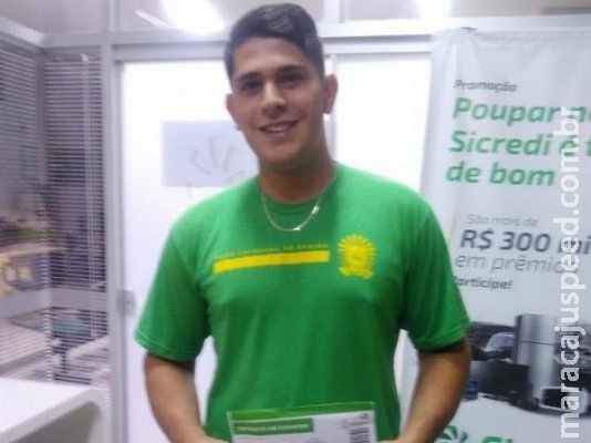 Jovem encontra R$ 2,5 mil em caixa eletrônico e procura dono Jovem encontra R$ 2,5 mil em caixa eletrônico e procura dono