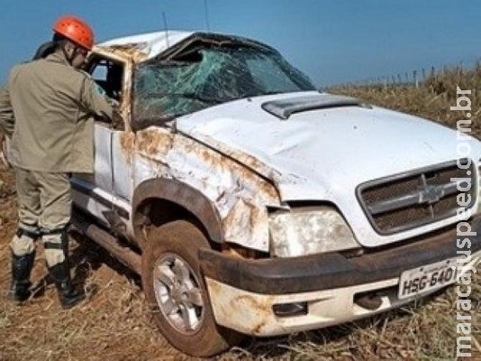 Jovem morre após ser arremessado de caminhonete em capotagem