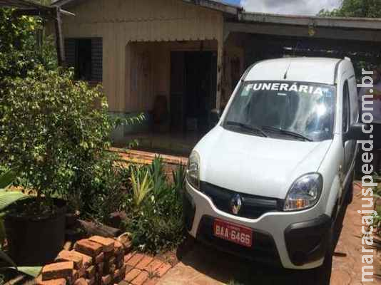 Marido mata mulher e bebê de 1 mês e foge de polícia