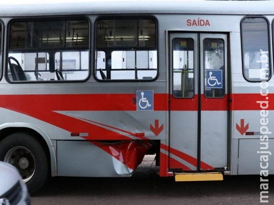 Motociclista colide contra ônibus e fica ferido no Coophasul Motociclista colide contra ônibus e fica ferido no Coophasul