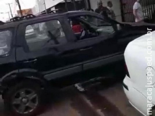 Motorista briga em tabacaria, foge da polícia, bate em 4 carros, mas é solta