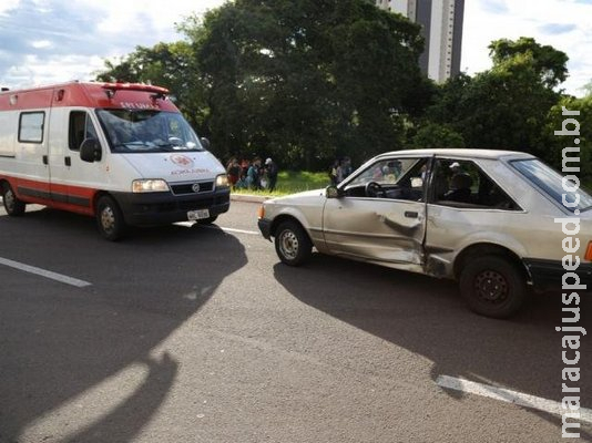 Motorista é "fechado", roda na pista e fere duas pessoas em moto