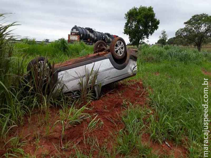 Motorista é levado ao hospital após perder o controle e capotar Strada na BR-267 Motorista é levado ao hospital após perder o controle e capotar Strada na BR-267