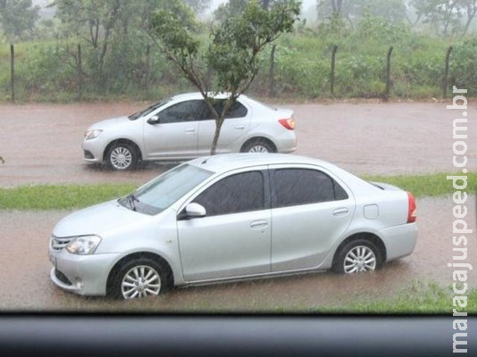 Motorista enfrenta rua alagada e fica “presa” com as duas netas