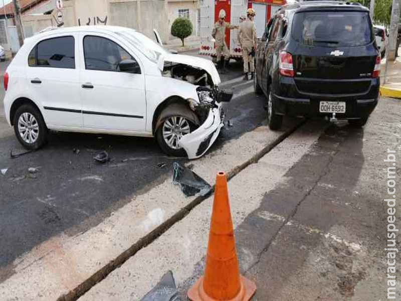 Motorista ‘fura’ sinal, bate em minivan e carro é arrastado em rua do Centro