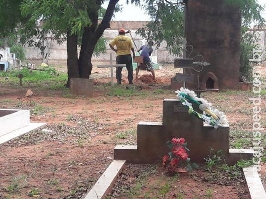 Operação flagra crianças trabalhando em cemitério a troco de R$ 5,00