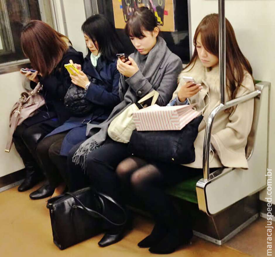 Para não conversar, 79% dos brasileiros fingem usar o celular Para não conversar, 79% dos brasileiros fingem usar o celular