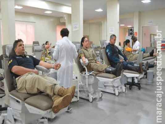 Policiais fazem doação de sangue coletiva para crianças com câncer Policiais fazem doação de sangue coletiva para crianças com câncer