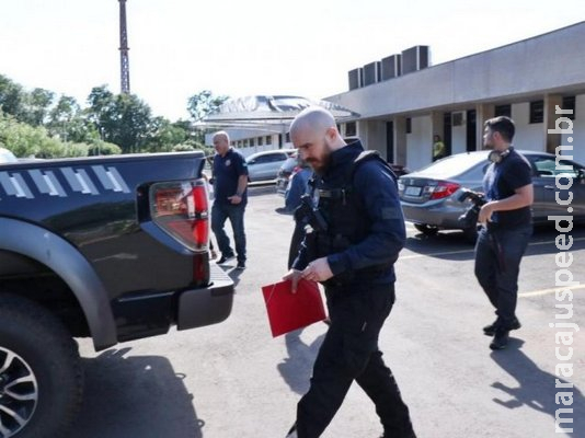 Policiais federais deixam prédio do TCE levando documentos e malote