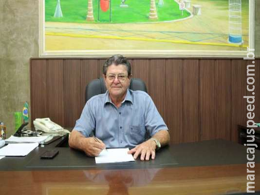 Prefeito anuncia corte do próprio salário em 10% Prefeito anuncia corte do próprio salário em 10%