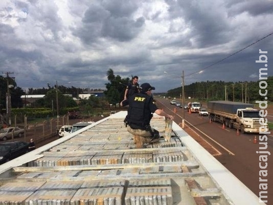 PRF encontra tabletes de maconha no teto de caminhão baú