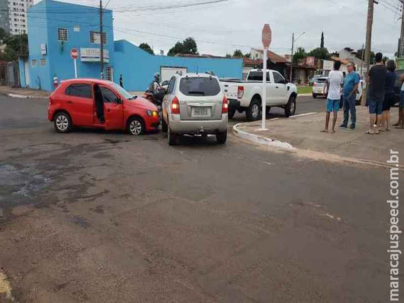 Recém-habilitada, motorista invade preferencial e provoca acidente envolvendo três carros