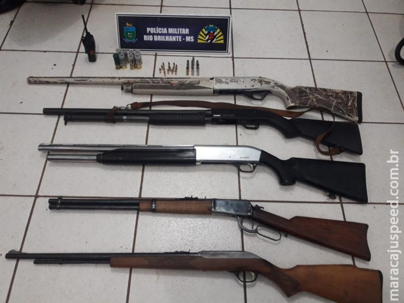 Rio Brilhante: Polícia Militar apreende arsenal em região de fazenda próximo a BR-163 Rio Brilhante: Polícia Militar apreende arsenal em região de fazenda próximo a BR-163