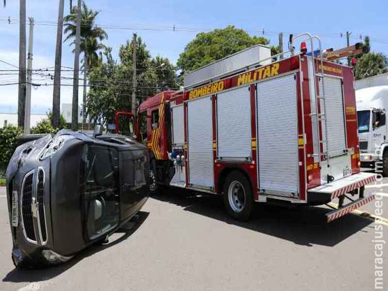  Sem dar seta, motorista causa acidente e carro tomba na avenida Afonso Pena