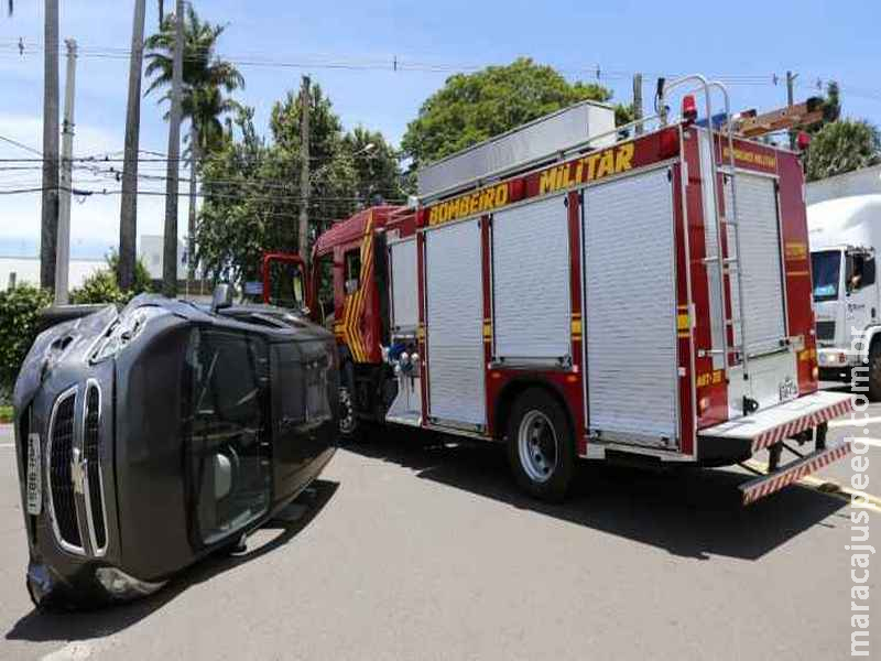 Sem dar seta, motorista causa acidente e carro tomba na avenida Afonso Pena Sem dar seta, motorista causa acidente e carro tomba na avenida Afonso Pena