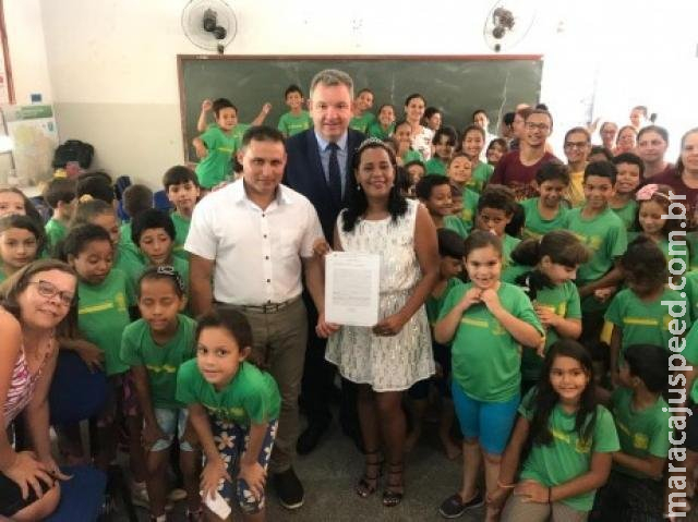 Sem poder levar alunos para cerimônia, professora casa na sala de aula Sem poder levar alunos para cerimônia, professora casa na sala de aula