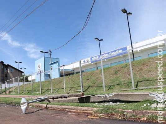 Troca de postes derrubados por caminhão pode custar até R$ 40 mil Troca de postes derrubados por caminhão pode custar até R$ 40 mil