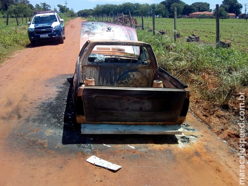 Veículo incendiado é encontrado em estrada vicinal