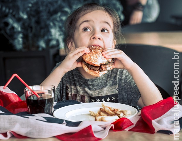 Você oferece comida para acalmar seu filho? Cuidado com esse hábito