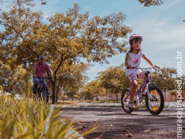 Mãe já havia desistido, mas Luisa insistiu e 13 meses depois anda de bicicleta