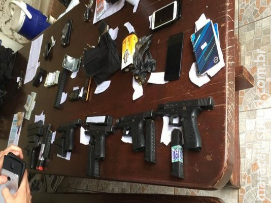 Ação contra tio de Pavão apreendeu armas, dinheiro e carros blindados