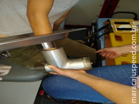 Adolescente prende mão em moedor de carne e bombeiros removem máquina em hospital de MS Adolescente prende mão em moedor de carne e bombeiros removem máquina em hospital de MS