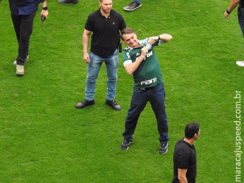 Adoração e crítica a Bolsonaro convivem em frente ao estádio do Palmeiras Adoração e crítica a Bolsonaro convivem em frente ao estádio do Palmeiras