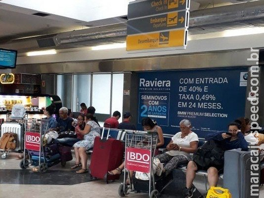 Alegando sobrepeso, companhia impede embarque de passageiros em avião Alegando sobrepeso, companhia impede embarque de passageiros em avião