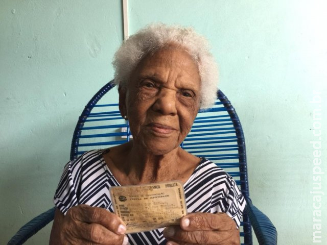 Aos 102 anos, Izaulina não trocou a paz nem a cervejinha por homem algum