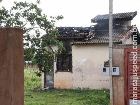 Após discussão com vizinha, moradora ateia fogo na própria casa