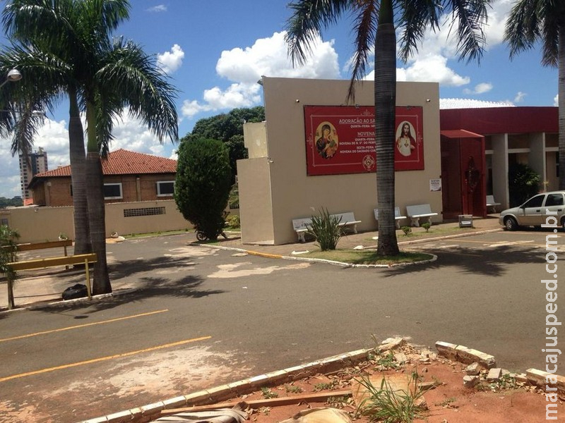 Bandidos arrombam porta de igreja em MS e fogem com dinheiro das doações