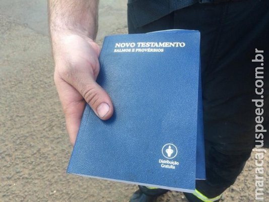 Bíblia é encontrada intacta em quarto de hotel incendiado Bíblia é encontrada intacta em quarto de hotel incendiado