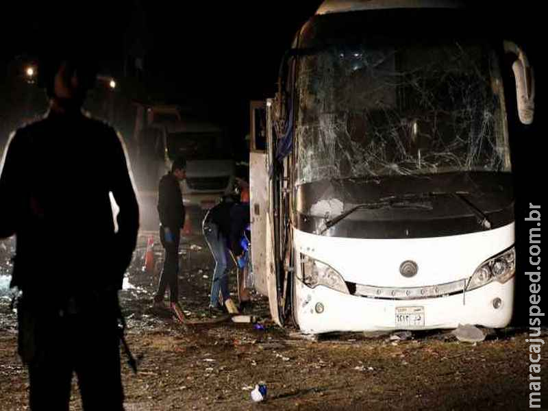 Bomba mata turistas em ônibus perto de pirâmides do Egito Bomba mata turistas em ônibus perto de pirâmides do Egito