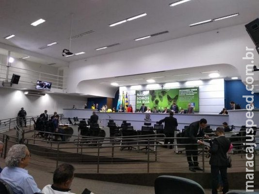Câmara derruba reajuste de prefeito, mas insiste no próprio salário Câmara derruba reajuste de prefeito, mas insiste no próprio salário