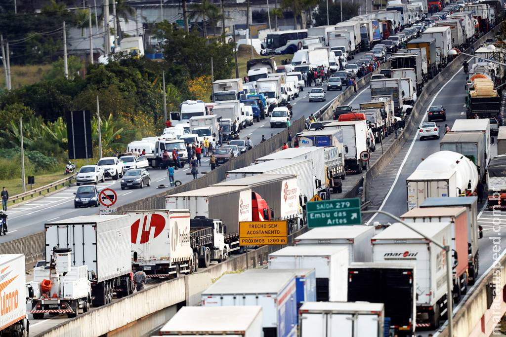 Caminhoneiros avaliam paralisação após decisão de ministro do STF sobre frete Caminhoneiros avaliam paralisação após decisão de ministro do STF sobre frete