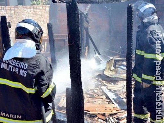 Cão morre em incêndio que destruiu casa, móveis e enxoval de bebê