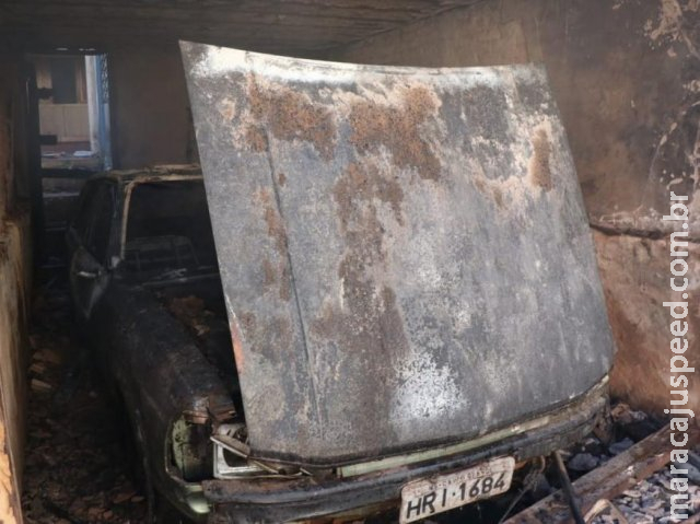 Carro pega fogo e destrói garagem de casa abandonada Carro pega fogo e destrói garagem de casa abandonada