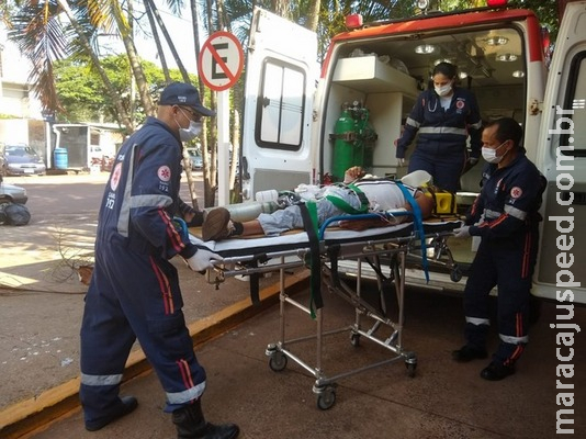 Colisão entre carro e moto deixa homem em estado grave