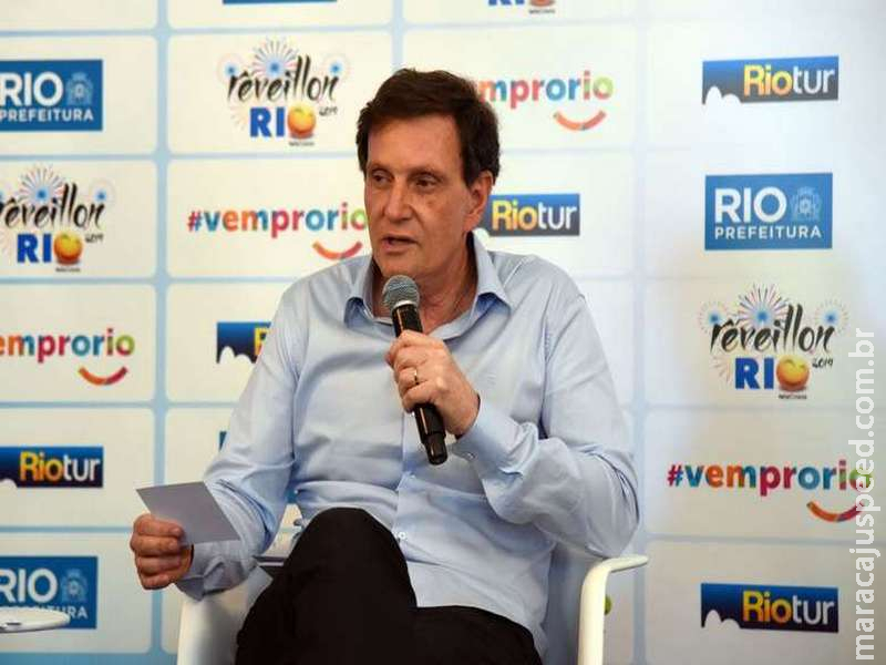 Crivella proíbe fogos de artifício com som acima de 85 decibéis Crivella proíbe fogos de artifício com som acima de 85 decibéis